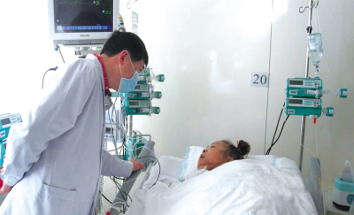 71岁老人肝移植手术 8小时起死回生大抢救