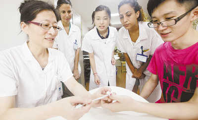 通过对相应的少商,商阳等穴位放血