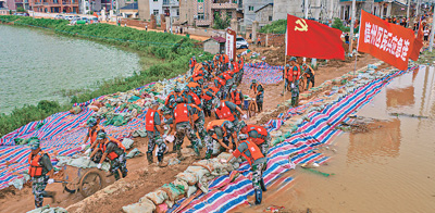 堤坝人民日报图片:党员突击队奋战固堤坝