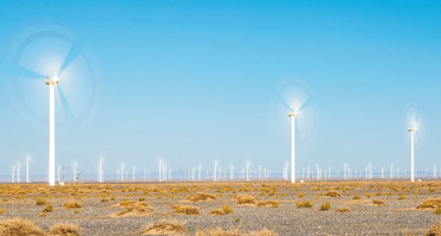 人民日报甘肃省图片:瓜州县风车群在戈壁滩上运行