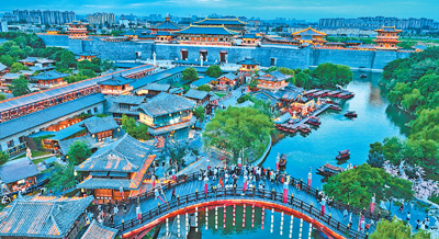 襄阳唐城景区吸引众多游客前来游玩