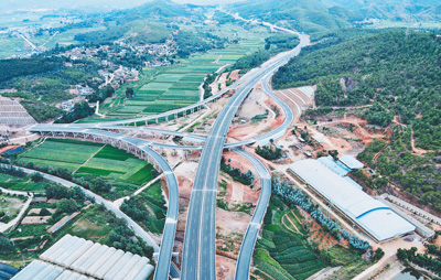 高速公路人民日报图片:云南玉楚高速公路