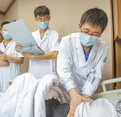重慶中新腫瘤醫院內，醫生正在檢查患者治療情況。黃 偉攝（新華社發）