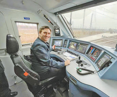 詹姆斯在当地一辆货运列车的驾驶室录制短视频。受访者供图