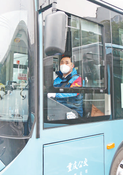 黄浩在驾驶公交车辆。本报记者 蒋云龙摄