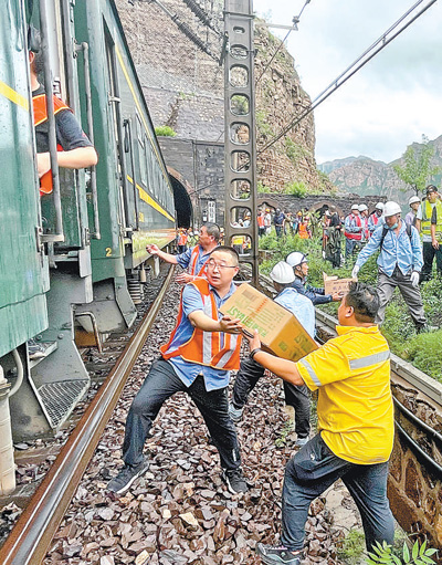 K1178次列车因暴雨滞留72小时，乘务员、乘客、救援人员团结一心