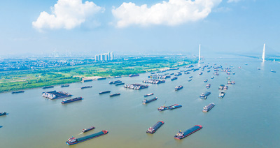 写真は長江の湖北省武漢市陽邏港の水域を貨物輸送船がひっきりなしに往来する様子。（撮影・郭凱）