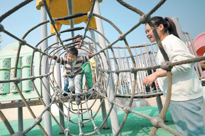 在江蘇宿遷沭陽縣，許多社區興建兒童活動中心，增添兒童游樂設施。丁華明攝