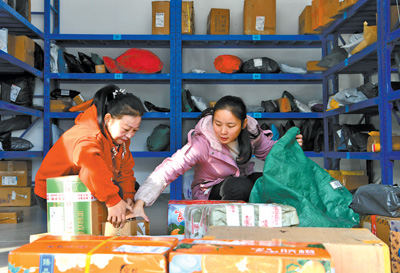 湖北咸寧市通城縣五裡鎮程鳳村農村寄遞物流綜合服務點，村民（右）在取快遞。劉建平攝