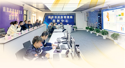 近日，在江蘇省南京市應急管理局指揮中心， 工作人員正在使用城市安全風險綜合監測預警平台。徐仁兒攝