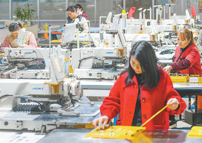 正月初六，湖南永州市道县高新技术产业园区内，工人在流水线上工作。蒋克青摄（新华社发）