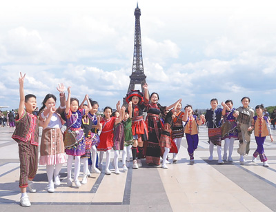 海南五指山黎苗童声合唱团在法国巴黎参加音