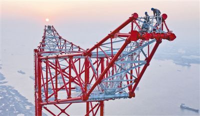 输电工程跨越长江385米高塔封顶