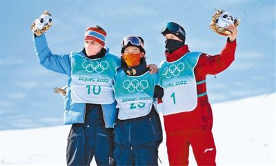 冬奥会人民日报图片:单板滑雪男子大跳台