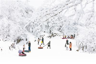 このほど撮影された湖北省利川市の斉岳山でスキーを楽しむ人々。（撮影・向文貞。画像提供は人民視覚）