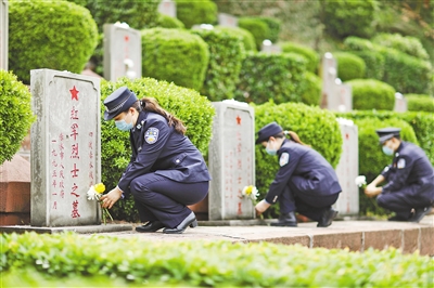 贵州省赤水市党员民警向红军烈士墓敬献鲜花