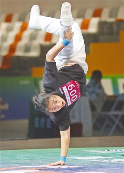 霹雳舞小将刘清漪一个月内两夺国际顶级赛事冠军