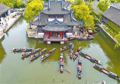 浙江省绍兴市柯桥区 游客坐着乌篷船看社戏
