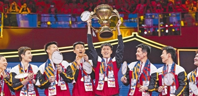 中国队卫冕成功第十三次登顶（竞技观察）