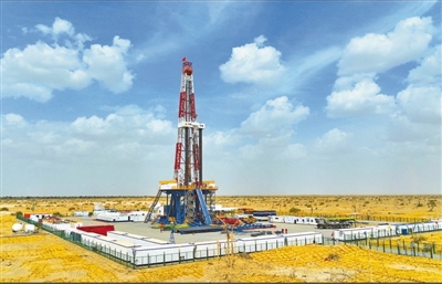新疆塔里木盆地——我国首个万米科探井开钻