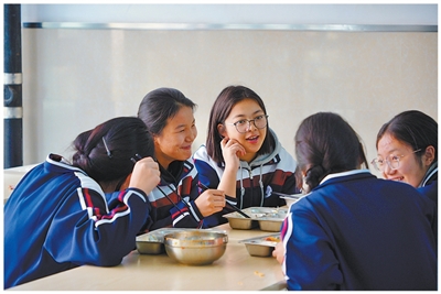 一校牵起三地缘