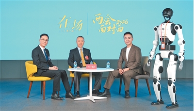 主持人左潇（右）与嘉宾刘家成（中）、冯远征现场对话。