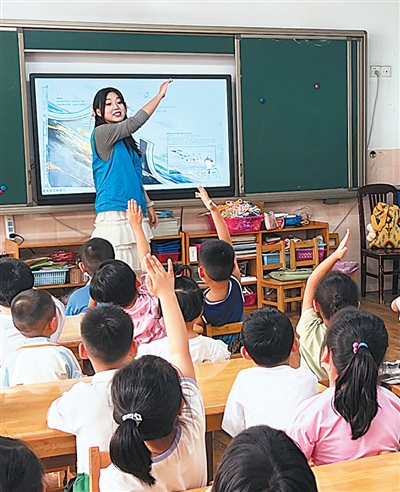 图为志愿者为安徽桐城市一所幼儿园的孩子们讲解绘本《航母起飞》。 安徽省图书馆供图