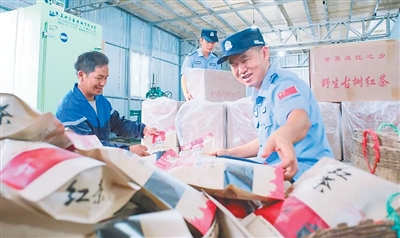 
北京儿童医院陆小彦医生黄牛预约代挂号电话 挎上警务背包进村寨