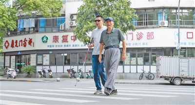二龙路肛肠医院黄牛挂号电话票贩子号贩子网上预约挂号,住院检查加快 150多米上班路,两名老人接力护送盲人邻居(援手)