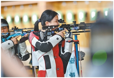  9月20日，中国队选手王子菲在女子10米气步枪团体项目决赛中。新华社记者 刘 磊摄