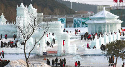 29日,沈阳棋盘山冰雪大世界人潮涌动,人们在冰天雪地中尽情享受传统