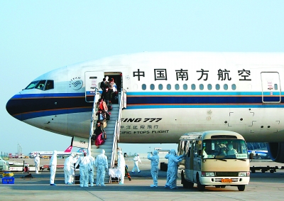 五月六日,乘坐南航赴墨西哥包机抵沪的中国滞留墨西哥旅客正走下