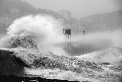 狂风掀起的巨浪扑