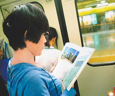 观察:京沪穗地铁乘客都在读啥?手机看 书 成潮