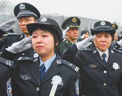 维和烈士英灵回到祖国 公安干警、各界群众洒