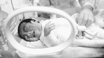 陕西安康:卫生院新生婴儿掉进火盆烧伤(图)--中