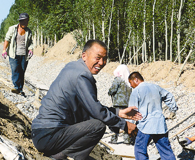 他叫刘国忠,在昆仑山北麓泽普县一个叫科克墩的村子,和维吾尔族