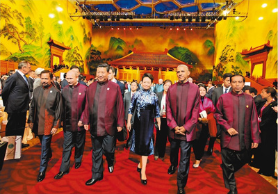 习近平和彭丽媛欢迎出席亚太经合组织领导人非正式会议的各成员经济体领导人、代表及配偶