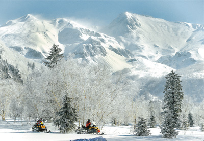 1991年版的武侠剧《雪山飞狐》开篇即是长白山冬景,高坡堆雪皑皑,瀑布