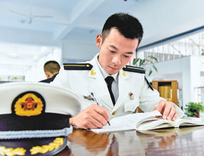 官东从英雄潜水员到海军军校优秀学员：不把荣誉当光环