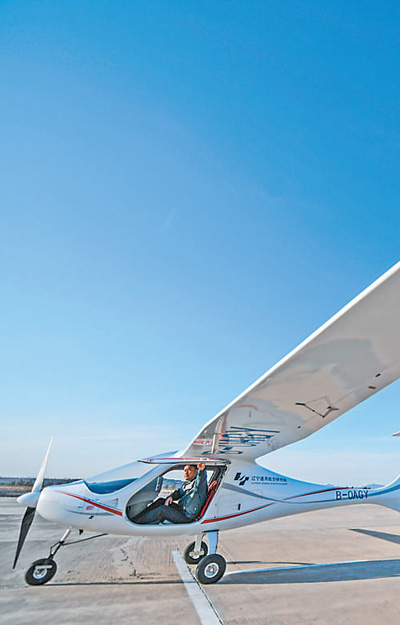 增程电动双座RX1E—A型飞机在沈阳财湖机场成功实现首飞