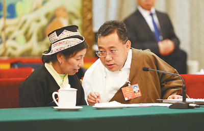 西藏代表团审议时,山南市市长普布顿珠代表(右)和卓嘎代表在交流.