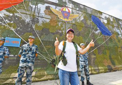 軍營開放活動在武漢舉行 有看頭更有學(xué)頭(圖2)