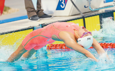 刘湘女子50米仰泳，以打破世界纪录的成绩夺冠