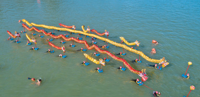 柳江柳州市图片:柳江上表演“水上舞龙”
