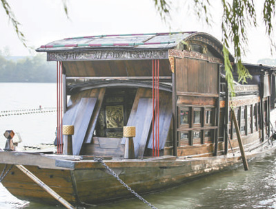 图为浙江省嘉兴南湖中共一大会址的纪念船,即"南湖红船".