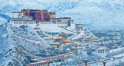 冬游西藏布达拉宫被白雪覆盖