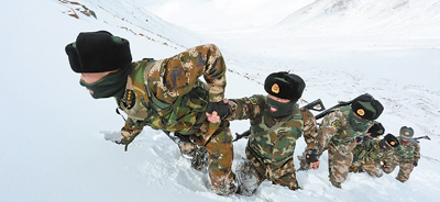 青藏铁路无人区138公里路段春运，有他们守护（记录中国）