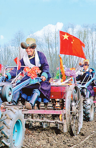 西藏民主改革图片:西藏克松村春耕开耕
