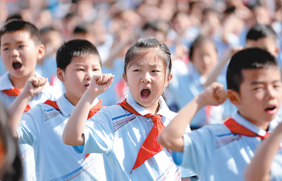 新加入中国少年先锋队的学生们正在宣誓.